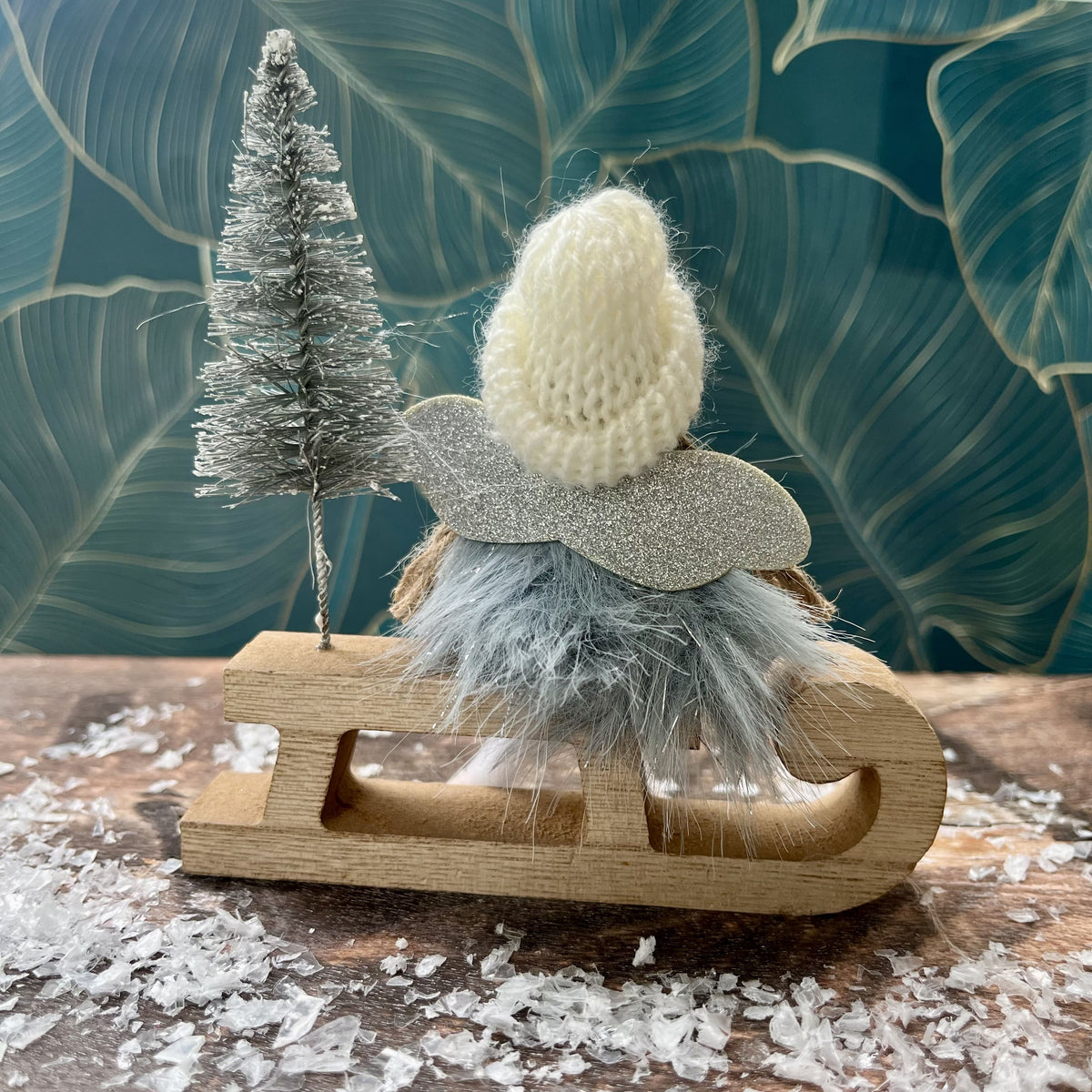 Dieser süße Engel mit seinen glitzernden Flügeln und frechen Zöpfchen sitzt auf einem Holzschlitten und wird von einem funkelnden Bäumchen begleitet. Ein wahrlich zauberhaftes Dekostück, das jede weihnachtliche Sammlung bereichert.
Maße: ca. L 12,0 cm x B 2,0 cm x H 12 cm
Material: Stoff, Wolle, Holz
Farben: blau, weiß, silber
Lieferumfang: 1 Engel in der ausgesuchten Variante