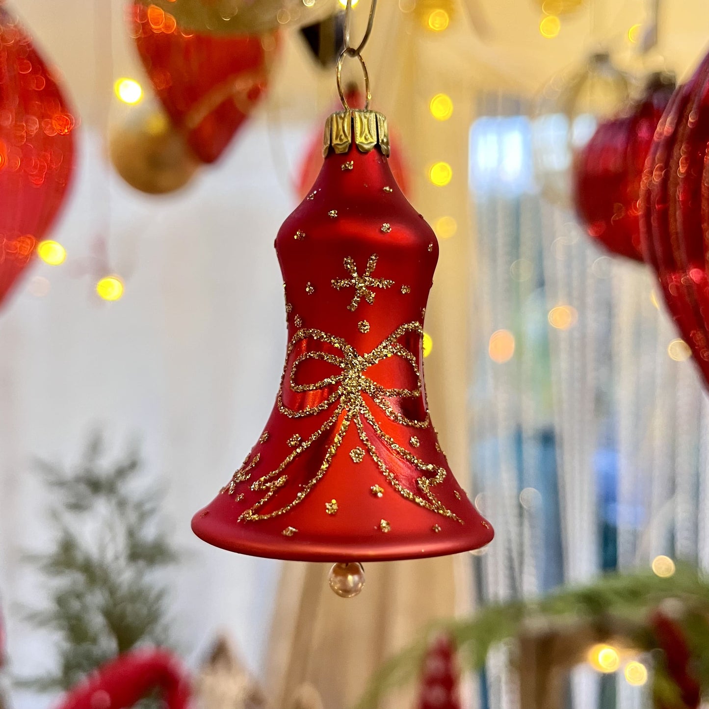 Diese rote Glocke mit goldener Schleife ist ein Meisterwerk traditioneller Glaskunst aus Lauscha / Thüringen – mundgeblasen und liebevoll von Hand gefertigt.
Als Teil unserer Kollektion ältester Hohlglas-Schmucktechniken ist dieses Stück nicht nur ein jährlicher Begleiter, sondern ein vererbbarer Schatz mit Wertsteigerung, der Generationen Freude bereitet