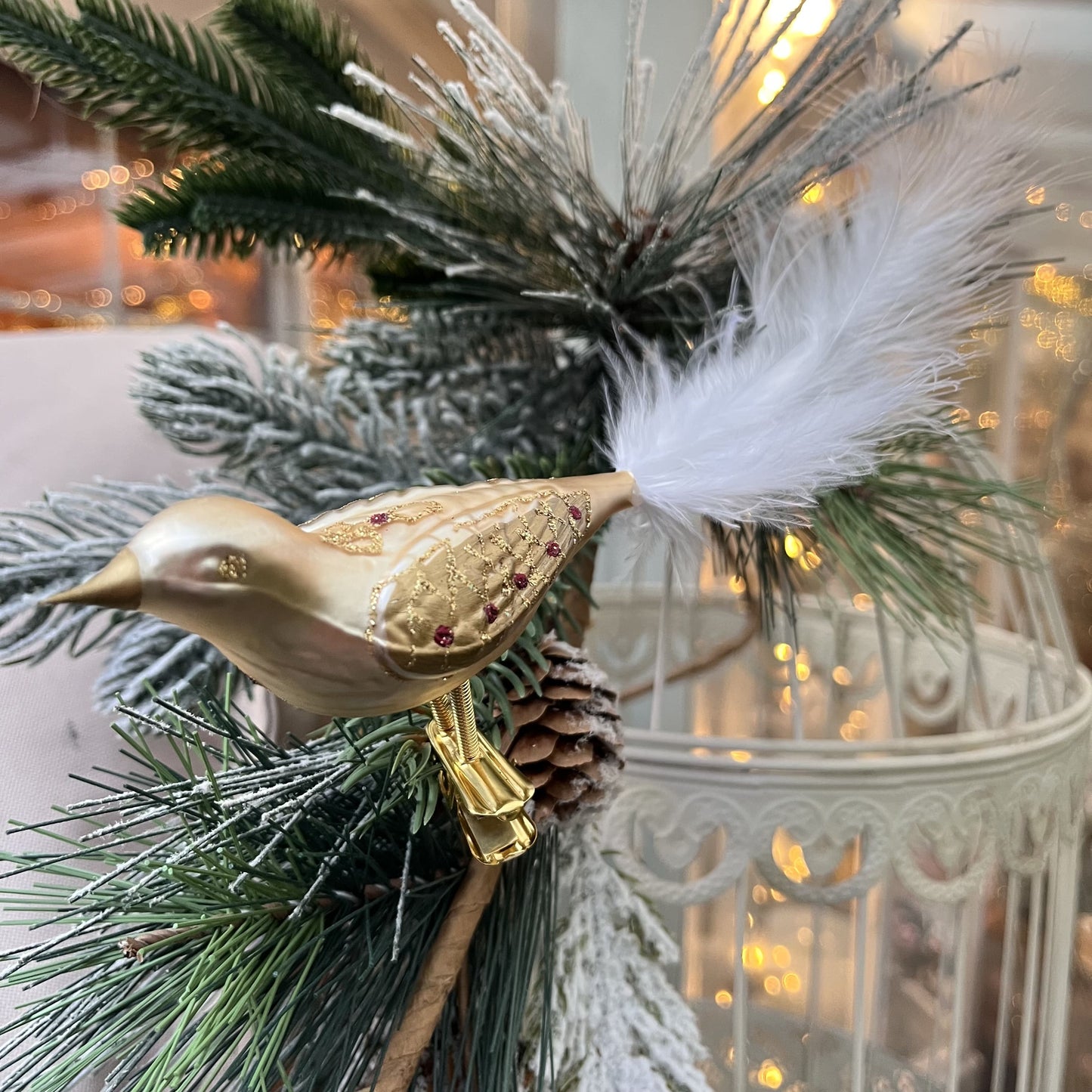 Dieser Vogel ist ein Meisterwerk original Böhmischer Glaskunst – mundgeblasen und liebevoll von Hand bemalt.
Als Teil unserer Kollektion ältester Hohlglas-Schmucktechniken ist dieses Stück nicht nur ein jährlicher Begleiter, sondern ein vererbbarer Schatz mit Wertsteigerung, der Generationen Freude bereitet.