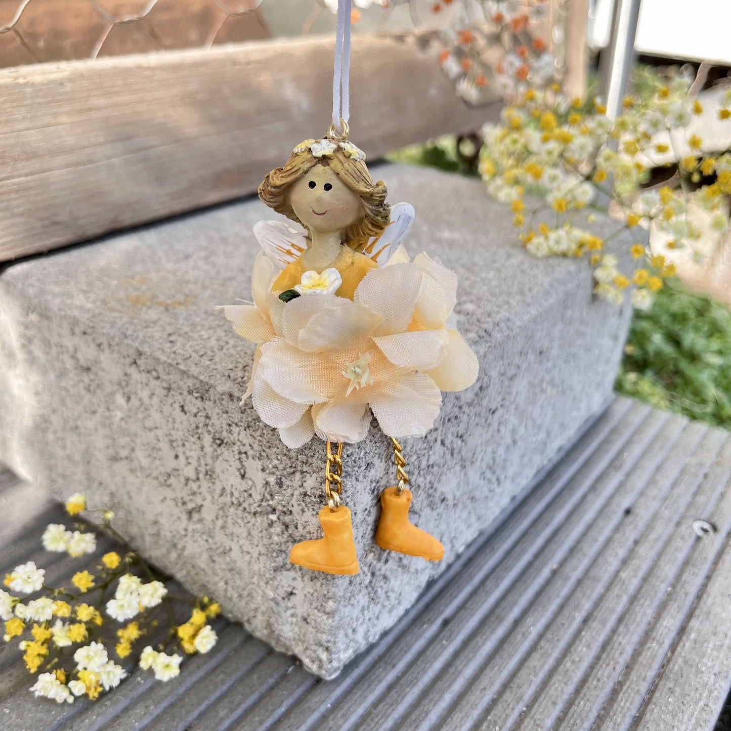 Elfe Seidenblume zum hinhängen in gelb
Maße: Höhe ca 9,5 cm + Hänger
Material: Polyresin, Kunststoff, Metall
Farben: gelb
Lieferumfang: 1 Elfe Seidenblume zum Hängen in gelb