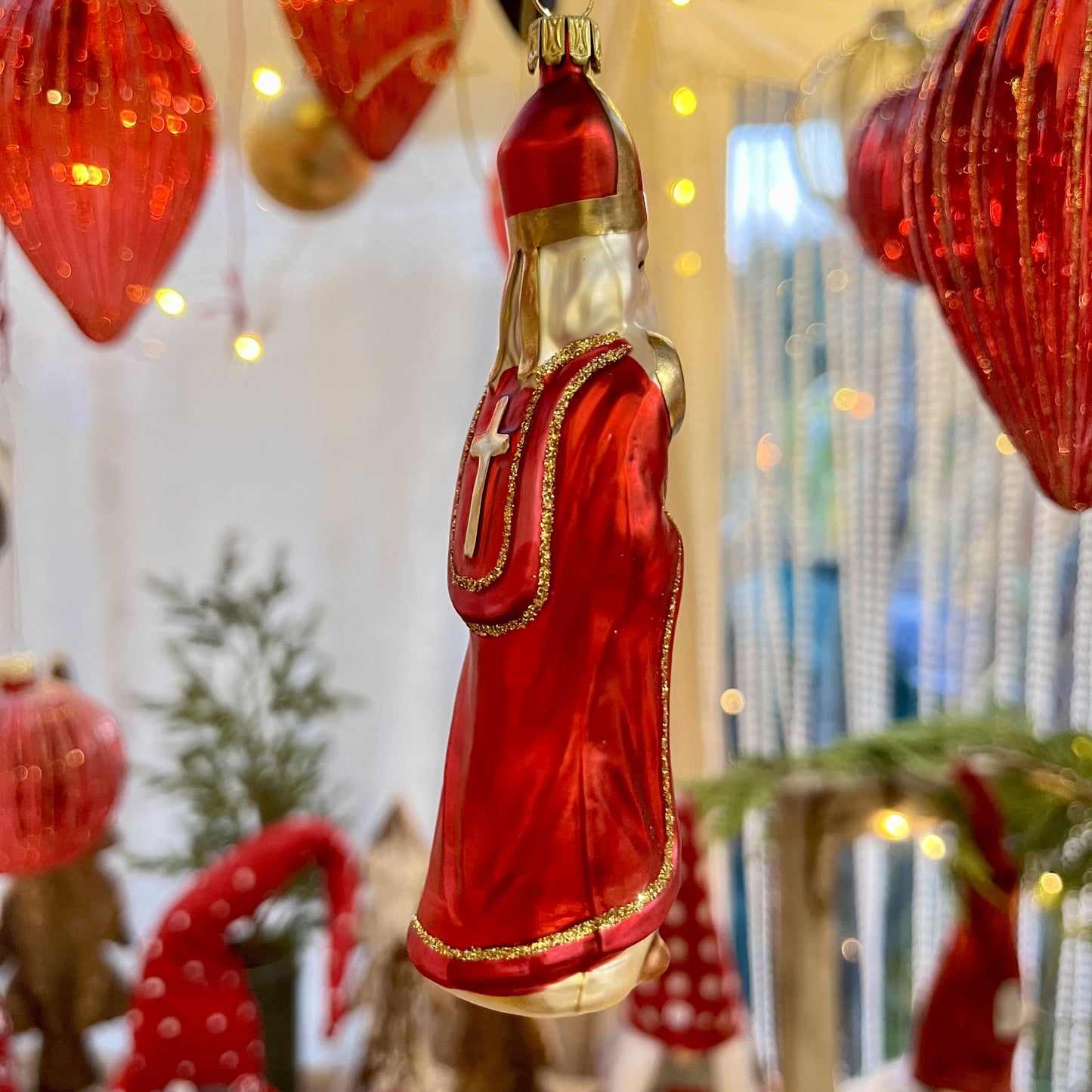 Dieser Nikolaus ist ein Meisterwerk traditioneller Glaskunst aus Lauscha / Thüringen – mundgeblasen und liebevoll von Hand gefertigt. Als Teil unserer Kollektion ältester Hohlglas-Schmucktechniken ist dieser Christbaumschmuck nicht nur ein jährlicher Begleiter, sondern ein vererbbarer Schatz mit Wertsteigerung, der Generationen Freude bereitet