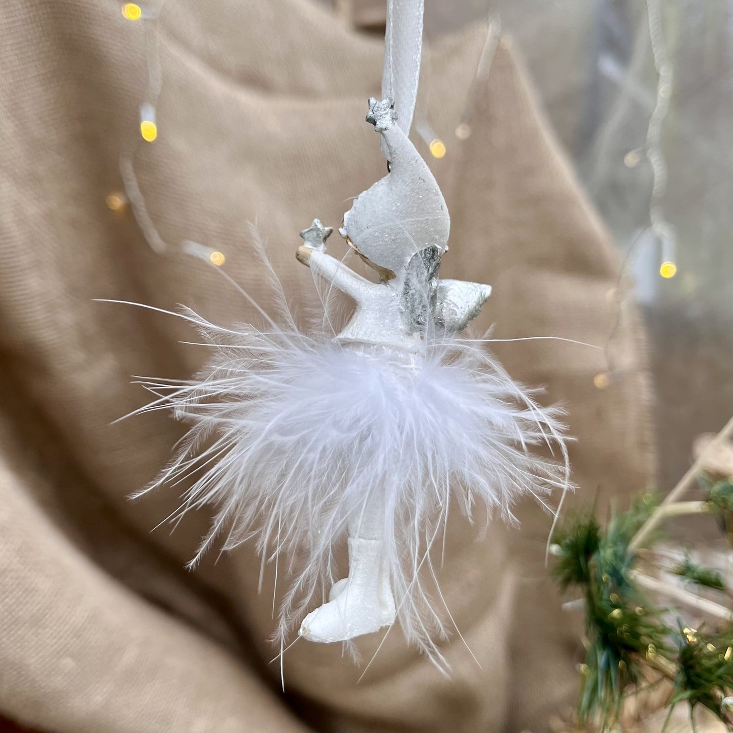 Dieser süße Engel mit Zipfelmütze bringt himmlischen Glanz in eure Weihnachtsdekoration. Sein Federrock wiegt sanft auf und ab und sorgt für eine beruhigende, festliche Atmosphäre.