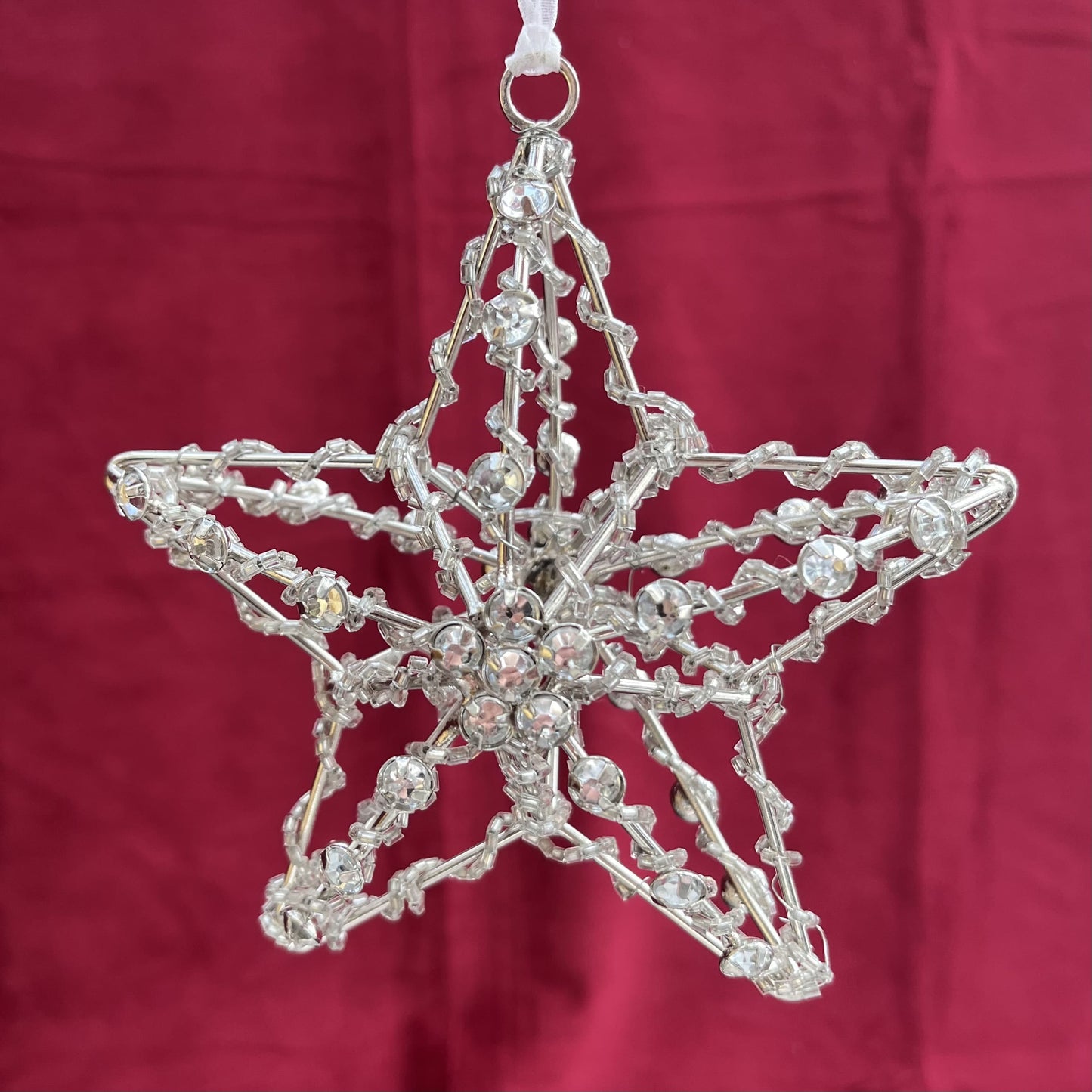 3D Stern in silber mit Strasssteinen und einem Aufhänger aus Organza - Maße: ca. 13,0 cm x 4,5 cm x 12,0 cm + 10,0 cm Hänger - Material: Metall, Strass, Kunststoff, Organza - Farbe: silber