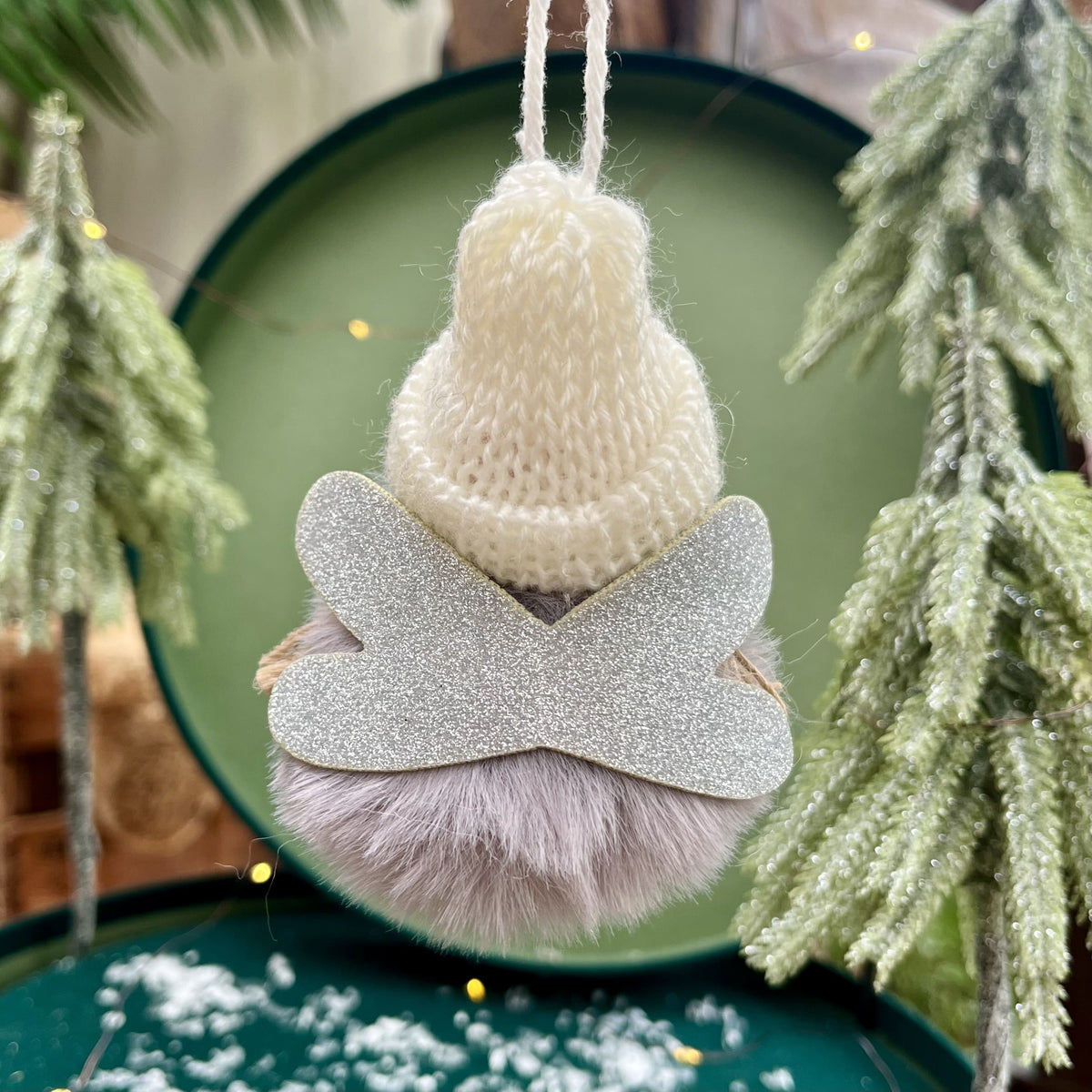 Dieser knuffige Plüschengel bringt Freude in jedes Zuhause und zaubert einem ein Lächeln ins Gesicht, sobald man ihn erblickt. Die dicke Strickmütze und funkelnden Glitzerflügel verleihen dem Engel einen originellen Look.
Maße: ca. 7,5 cm
Material: Plüsch, Strick
Farben: grau, weiß, silber
Lieferumfang: 1 Engel in der ausgesuchten Variante