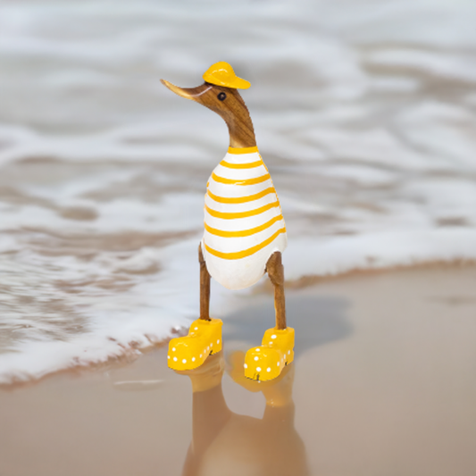 Strandente aus Bambus mit gelben Schuhen und Cap in einer Höhe von 25 cm. Wunderschöne Deko aus Bambuswurzel. Jedes Teil handgefertigt und ein Unikat. Ein Hingucker für Drinnen und Draußen