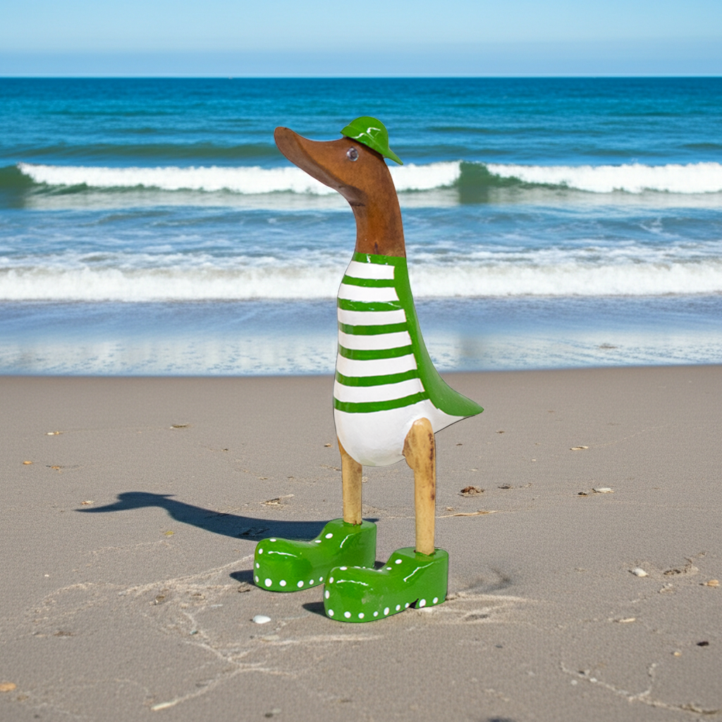 Strandente aus Bambus mit grünen Schuhen und Cap in einer Höhe von 25 cm - Wunderschöne Deko aus Bambuswurzel.