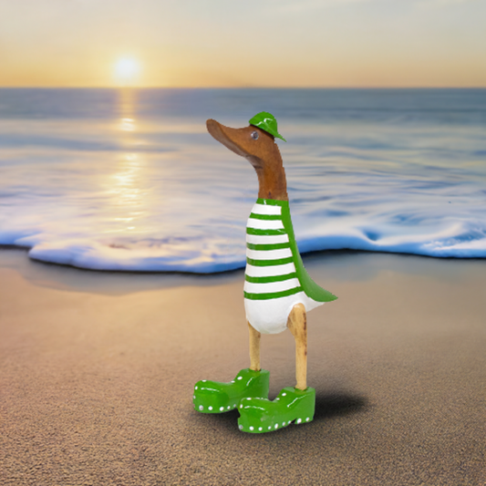 Strandente aus Bambus mit grünen Schuhen und Cap in einer Höhe von 25 cm. Wunderschöne Deko aus Bambuswurzel. Jedes Teil handgefertigt und ein Unikat. Ein Hingucker für Drinnen und Draußen.