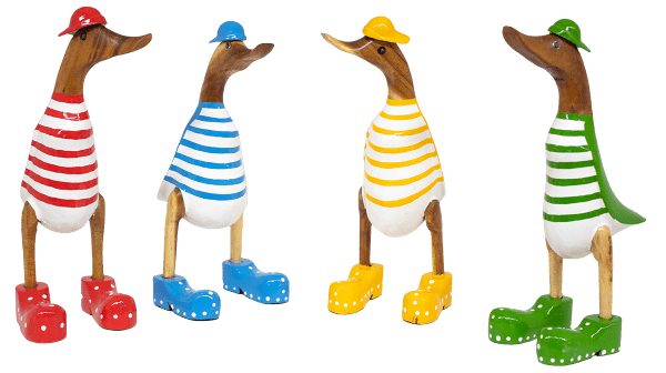 Strandente aus Bambus mit roten Schuhen und Cap in einer Höhe von 25 cm. Wunderschöne Deko aus Bambuswurzel. Jedes Teil handgefertigt und ein Unikat. Ein Hingucker für Drinnen und Draußen