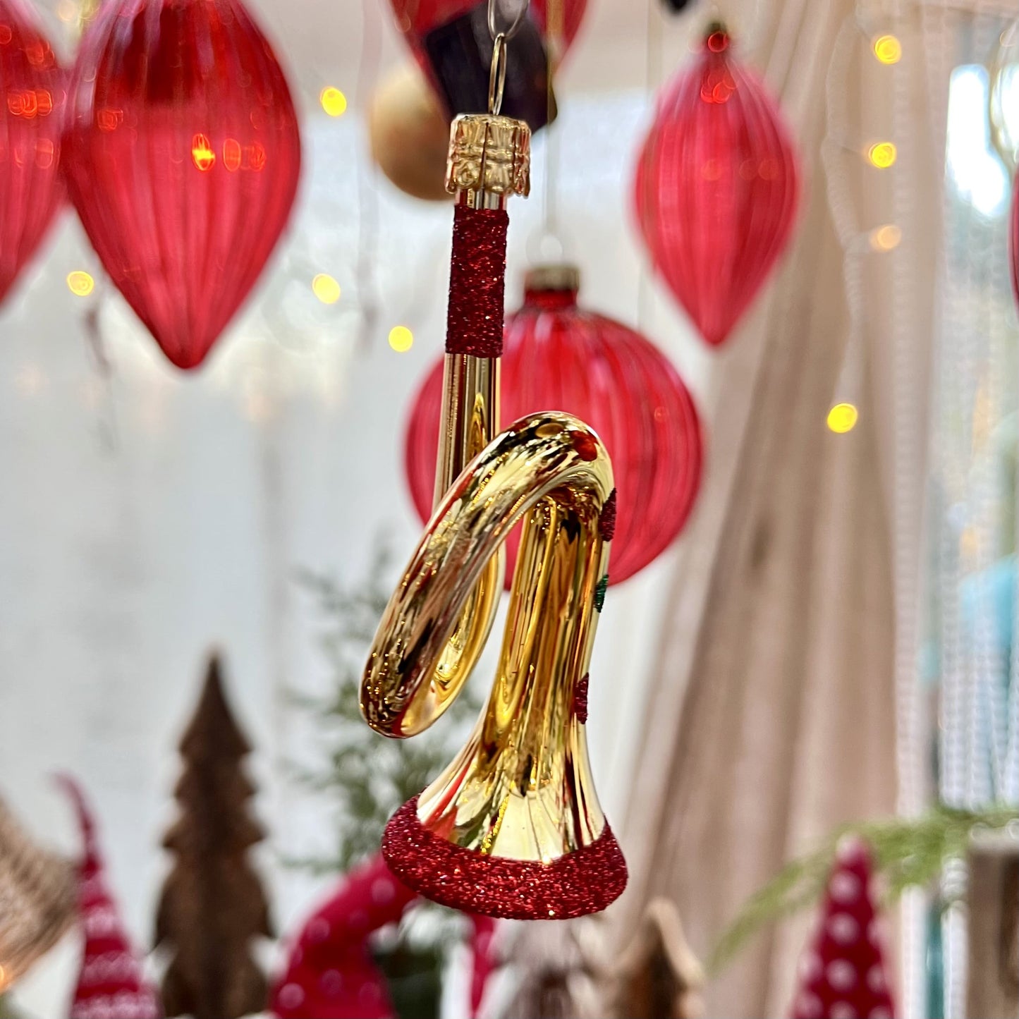 Diese goldene Trompete ist ein Meisterwerk traditioneller Böhmischer Glaskunst – mundgeblasen und liebevoll von Hand gefertigt.
Als Teil unserer Kollektion ältester Hohlglas-Schmucktechniken ist dieses Stück nicht nur ein jährlicher Begleiter, sondern ein vererbbarer Schatz mit Wertsteigerung, der Generationen Freude bereitet