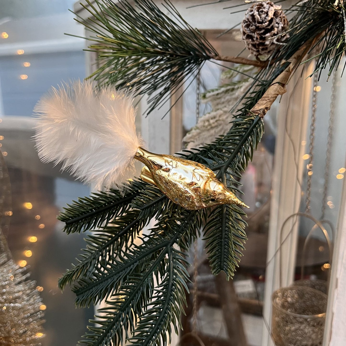 Dieser kleine Vogel ist ein Meisterwerk traditioneller Böhmischer Glaskunst – mundgeblasen und liebevoll von Hand gefertigt.
Als Teil unserer Kollektion ältester Hohlglas-Schmucktechniken ist dieses Stück nicht nur ein jährlicher Begleiter, sondern ein vererbbarer Schatz mit Wertsteigerung, der Generationen Freude bereitet