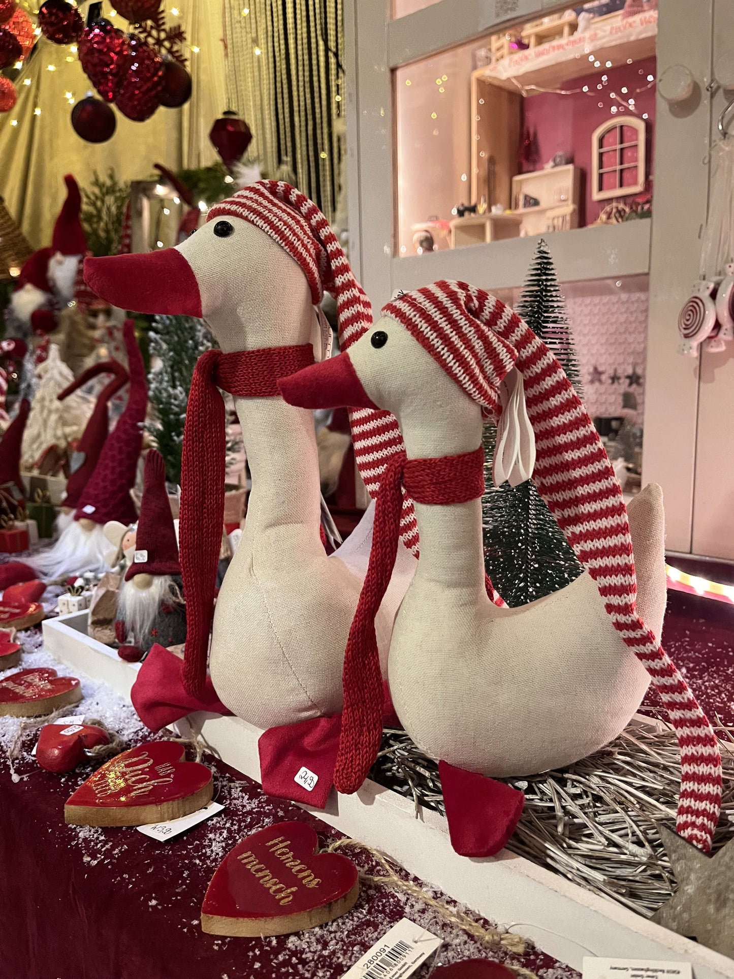 Kleine Weihnachtsgans ca. 22 cm mit langer Strickmütze und Schal. Maße: H 22 Material: Leinen, Strick, Samt - Farbe: weiß, rot