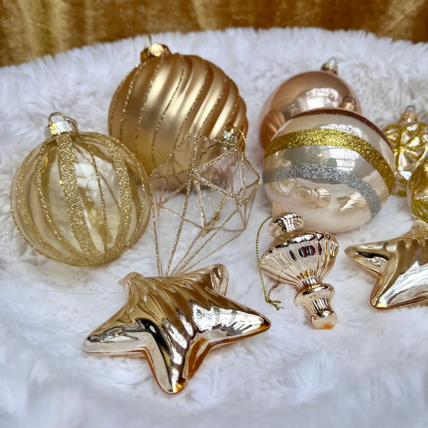 Weihnachtskugeln Paket „Gold“ - Set 1 - Glas - Dieses ausgewählte Set an Weihnachtskugeln ist ein wahres Unikat! Es besteht aus 10 funkelnden Teilen in verschiedenen Formen und Variationen. Die Besonderheit: In dieser Kombination ist es nur einmal erhältlich.
Der ursprüngliche Verkaufspreis im Ladengeschäft liegt bei 49,-€