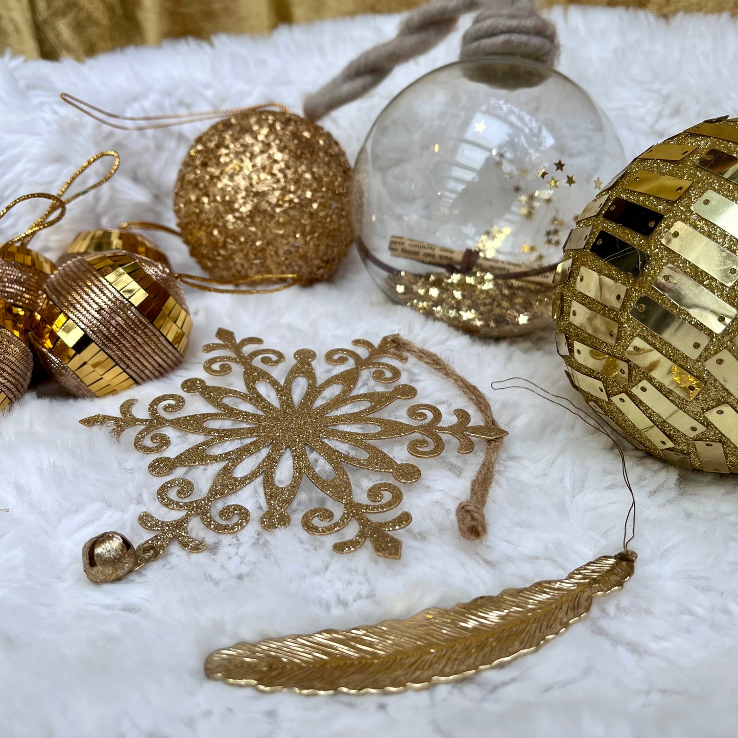 Weihnachtskugeln Paket „Gold“ - Set 2 - Glas - Dieses ausgesuchte Set an Weihnachtskugeln ist ein wahres Unikat! Es besteht aus 9 funkelnden Teilen in verschiedenen Formen und Variationen. Die Besonderheit: In dieser Kombination ist es nur einmal erhältlich.
Der ursprüngliche Verkaufspreis im Ladengeschäft liegt bei 47,10€