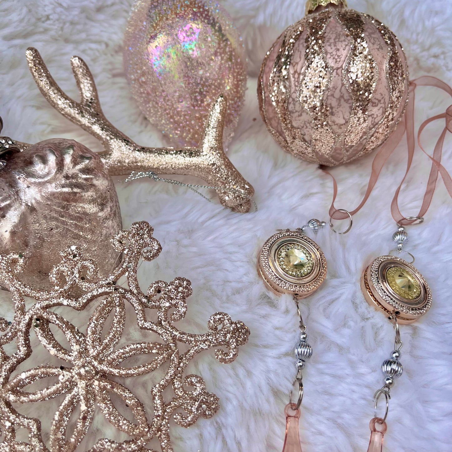 Weihnachtskugeln_Paket_Ros_-_Set_4_-_Glas - Dieses ausgesuchte Set an Weihnachtskugeln ist ein wahres Unikat! Es besteht aus 8 funkelnden Teilen in verschiedenen Formen und Variationen. Die Besonderheit: In dieser Kombination ist es nur einmal erhältlich.
Der ursprüngliche Verkaufspreis im Ladengeschäft liegt bei 45,20€