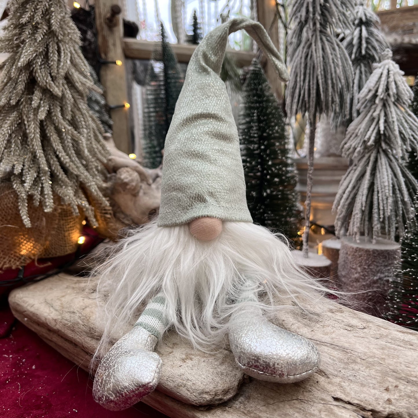 Wichtel mit Sotffmütze und silberfarbenen Details. Dieser Wichtel überzeugt mit einer tollen Farbkombination aus mint, weiß und silber. Seine geringelten Beinchen sowie Schuhe und Mütze mit Silberapplikation sind wahre Hingucker.