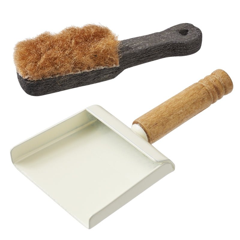 Wichtelwelt - Wichtelwelten - Wichteltür - Wichteltüren - Besen und Schaufel - Dekoration - Wichtel - Filzwichtel - Kantenhocker - Waldwichtel - Weihnachtswichtel - Weihnachtsdeko - s'Wichtal - Bernd Borowicz