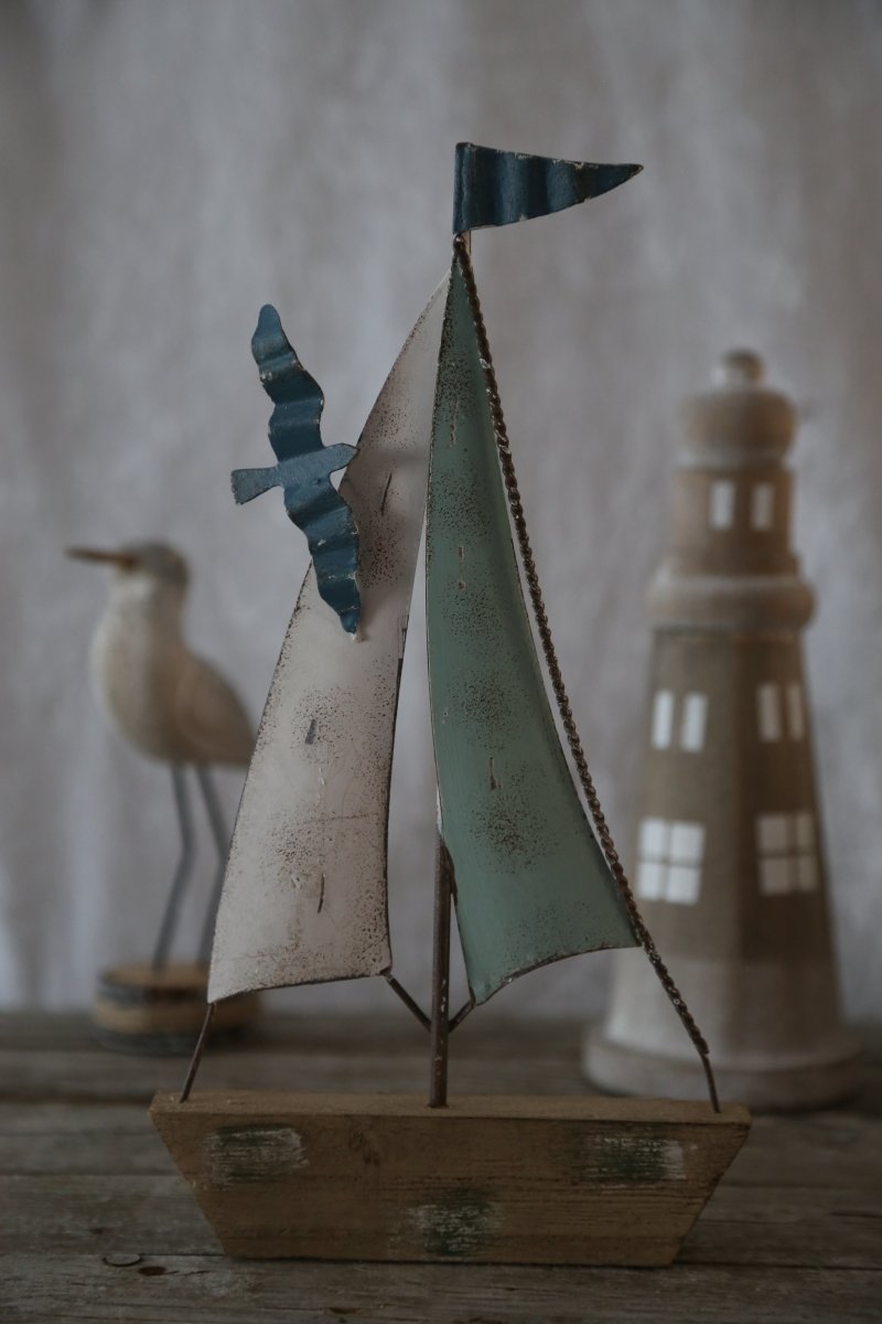 Segelboot mit Möwe - Holz - Blech - blau-weiß - zum Stehen - B 15,5 cm x H 25,0 cm
