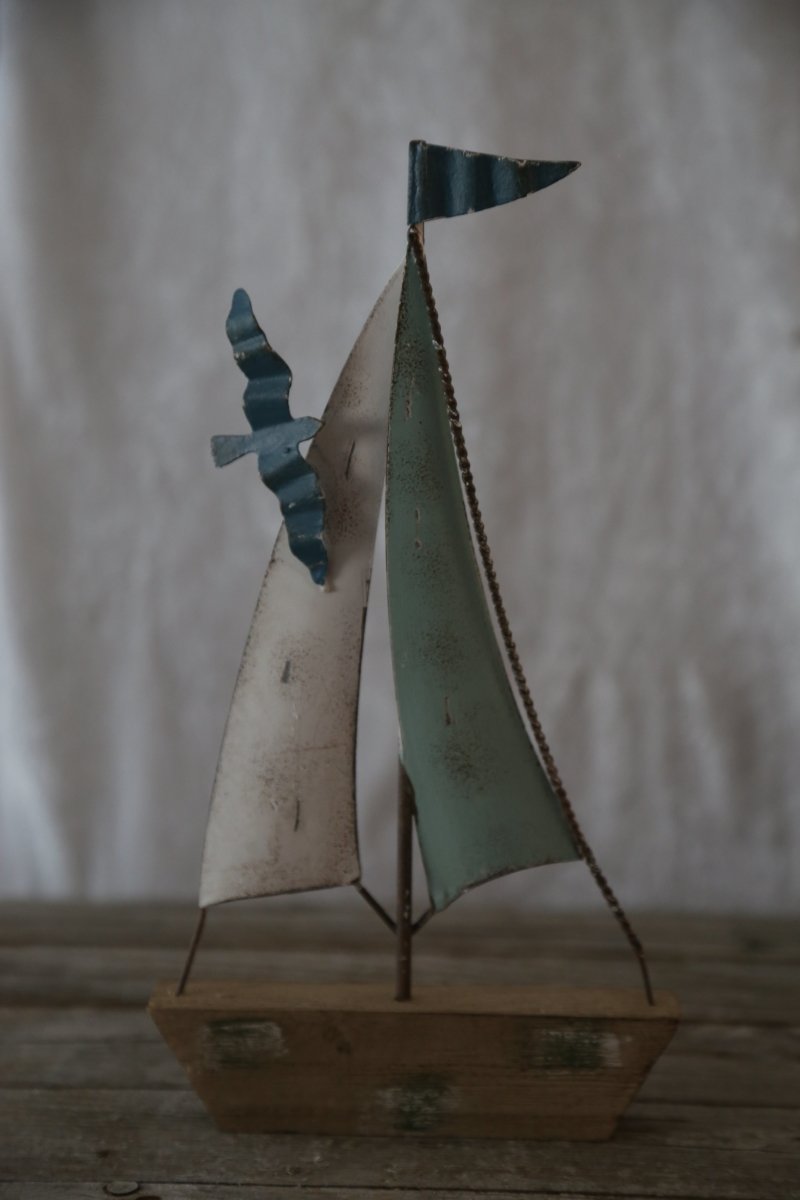 Segelboot mit Möwe - Holz - Blech - blau-weiß - zum Stehen - B 15,5 cm x H 25,0 cm