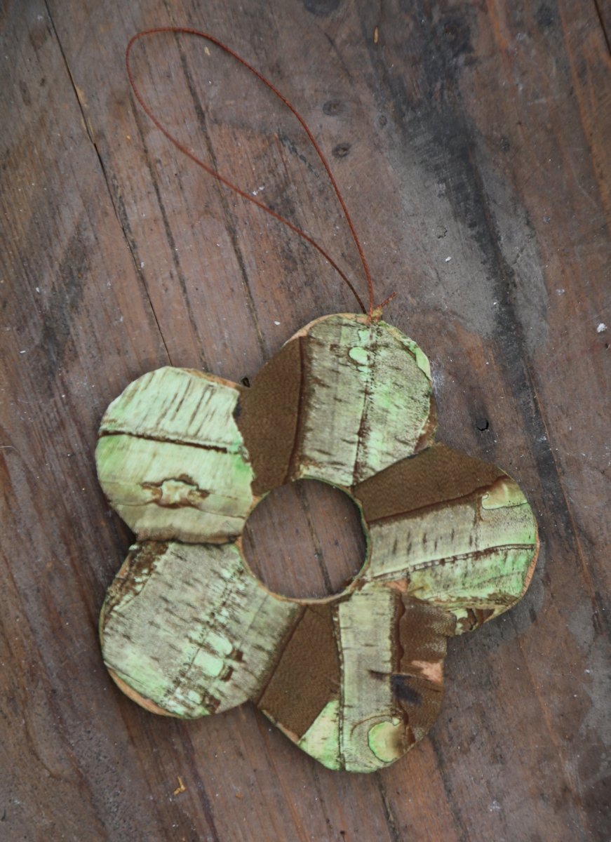 Blume - Birkenholz - zum Hängen - grün-braun - D 10 cm - S´Wichtal - Bernd Borowicz