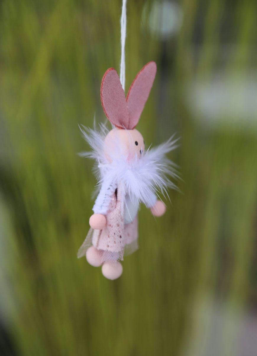 Osterschmuck - Osterdekoration - Osterhase - Dekoration - Frühjahr
Maße: ca. 10,5 cm
Material: Stoff, Federn, Holz
Farben: rosè, weiß