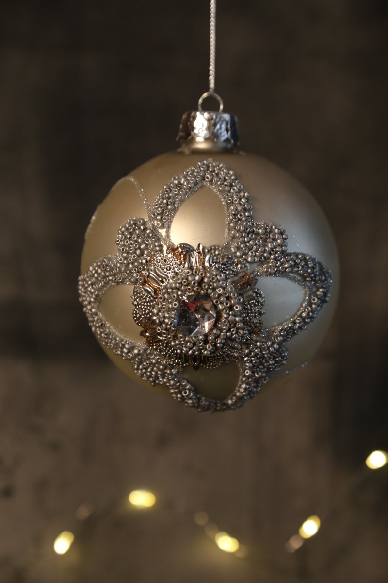 Kugel mit Perlenrose - silber / grau - Glas - zum Hängen - D 10 cm - S´Wichtal - Bernd Borowicz