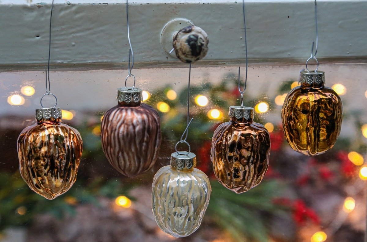 Walnuss - braun / gold - Glas - zum Hängen - 6-teiliges Set - D 3,7 cm x H 5,1 cm - S´Wichtal - Bernd Borowicz