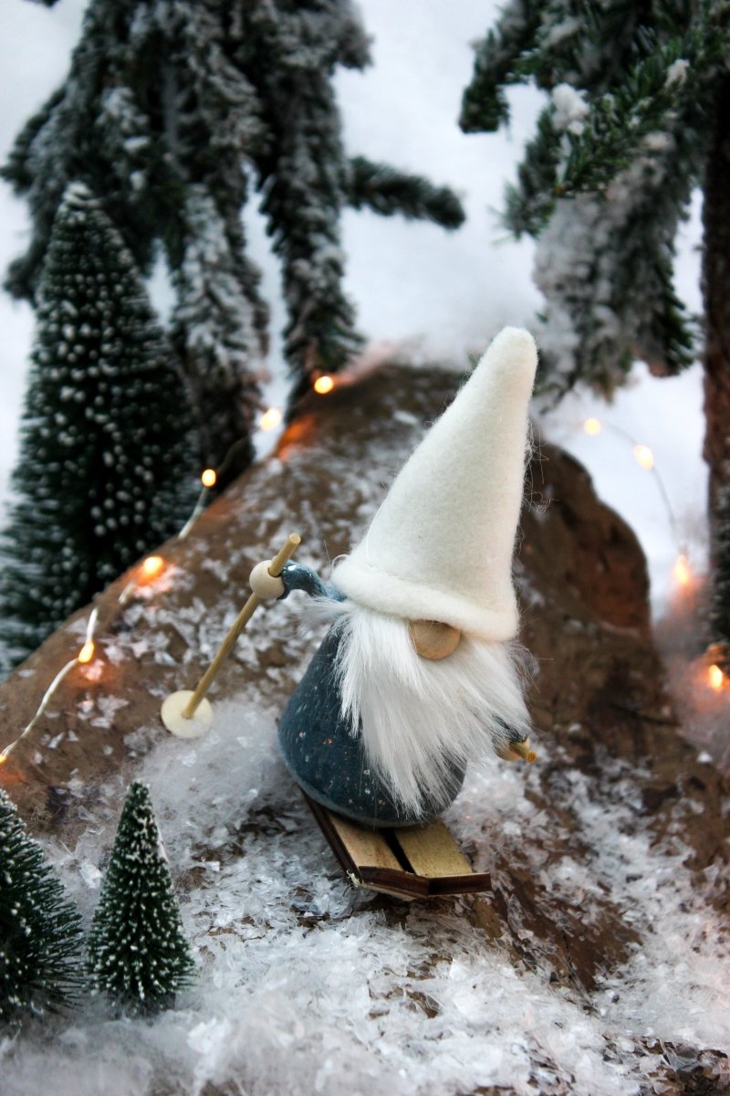 Wichtel auf Ski - weißer Bart - weiße oder grüne Mütze - ca. 14 cm - S´Wichtal - Bernd Borowicz