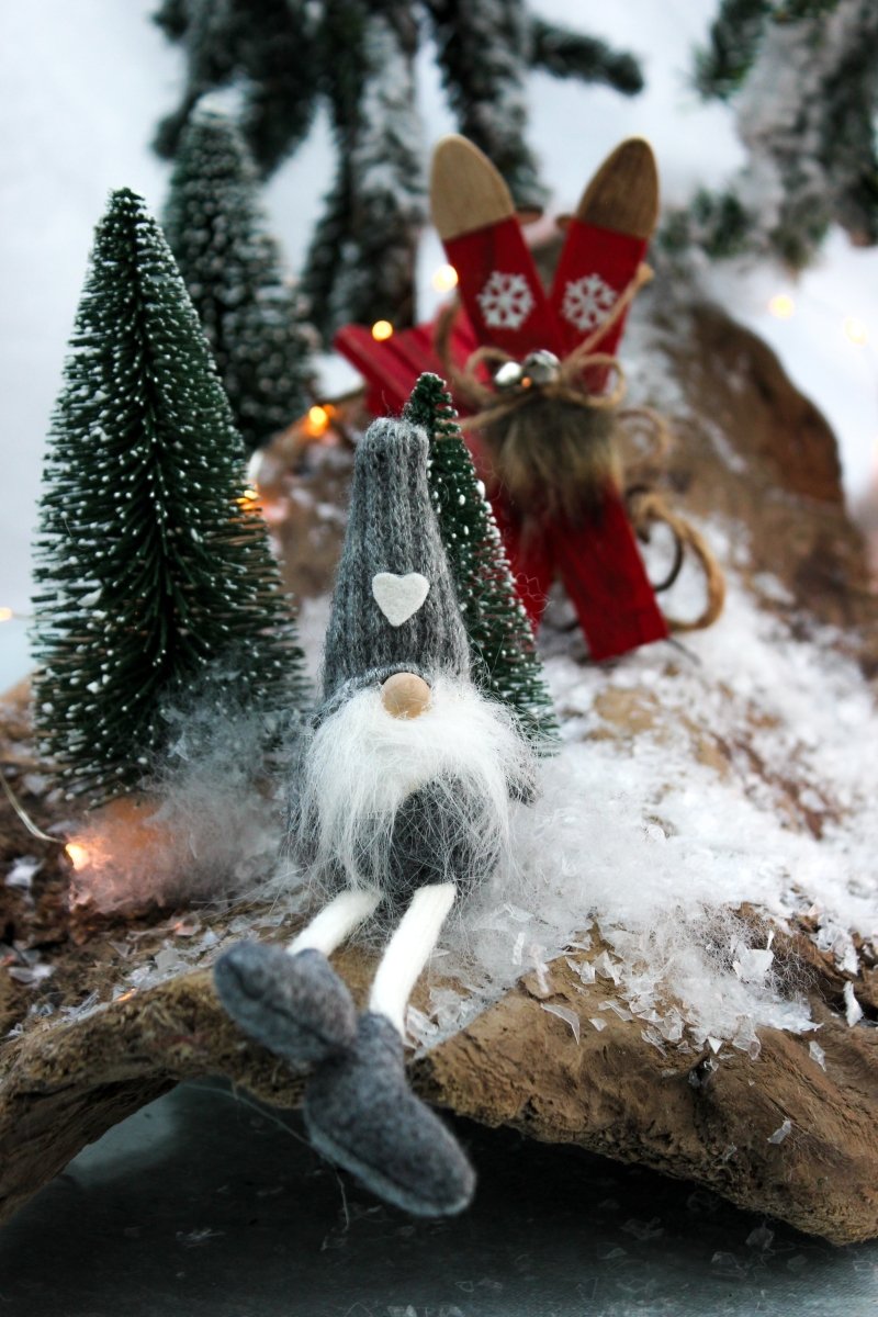 Wichtel - Schlenkerbeine - Strickmütze - Herz - rot oder grau - ca. 17 cm - S´Wichtal - Bernd Borowicz