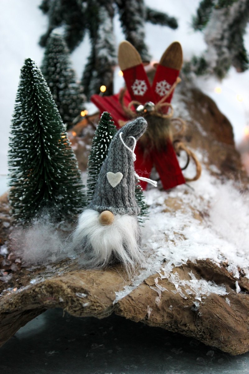 Wichtel - Strickmütze mit Herz - zum Hängen - rot oder grau - ca. 10 cm - S´Wichtal - Bernd Borowicz