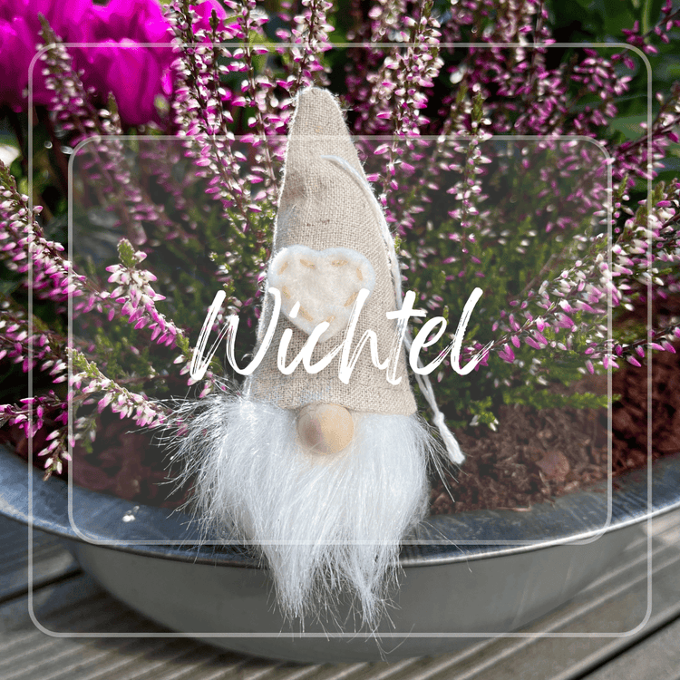 Ihr nennt sie möglicherweise Wichtel, Kantenhocker, Gnome, Trolle oder Zwerge - bei uns sind es die Wichtal.   Wir haben eine große Auswahl von über 120 verschiedenen Wichteln für euch zusammengestellt.