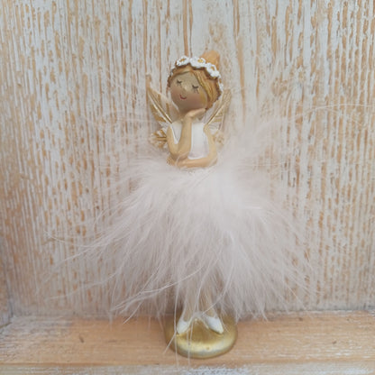 Elfe mit Federn - stehend - in weiß / gold und 2 Varianten erhältlich. Entweder mit der Hand unter dem Kinn, oder mit gefalteten Händen vor der Brust. 
Maße: Höhe ca. 12 cm 
Material: Polyresin, Federn 
Farben: rosa, apricot 
Lieferumfang: 1 Elfe in der ausgesuchten Variante