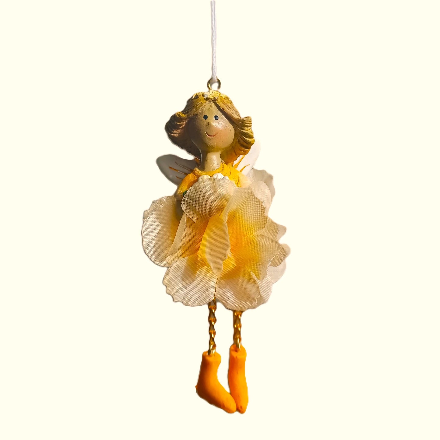 Elfe Seidenblume zum hinhängen in gelb - 
Maße: Höhe ca 9,5 cm + Hänger
Material: Polyresin, Kunststoff, Metall
Farben: gelb
Lieferumfang: 1 Elfe Seidenblume zum Hängen in gelb