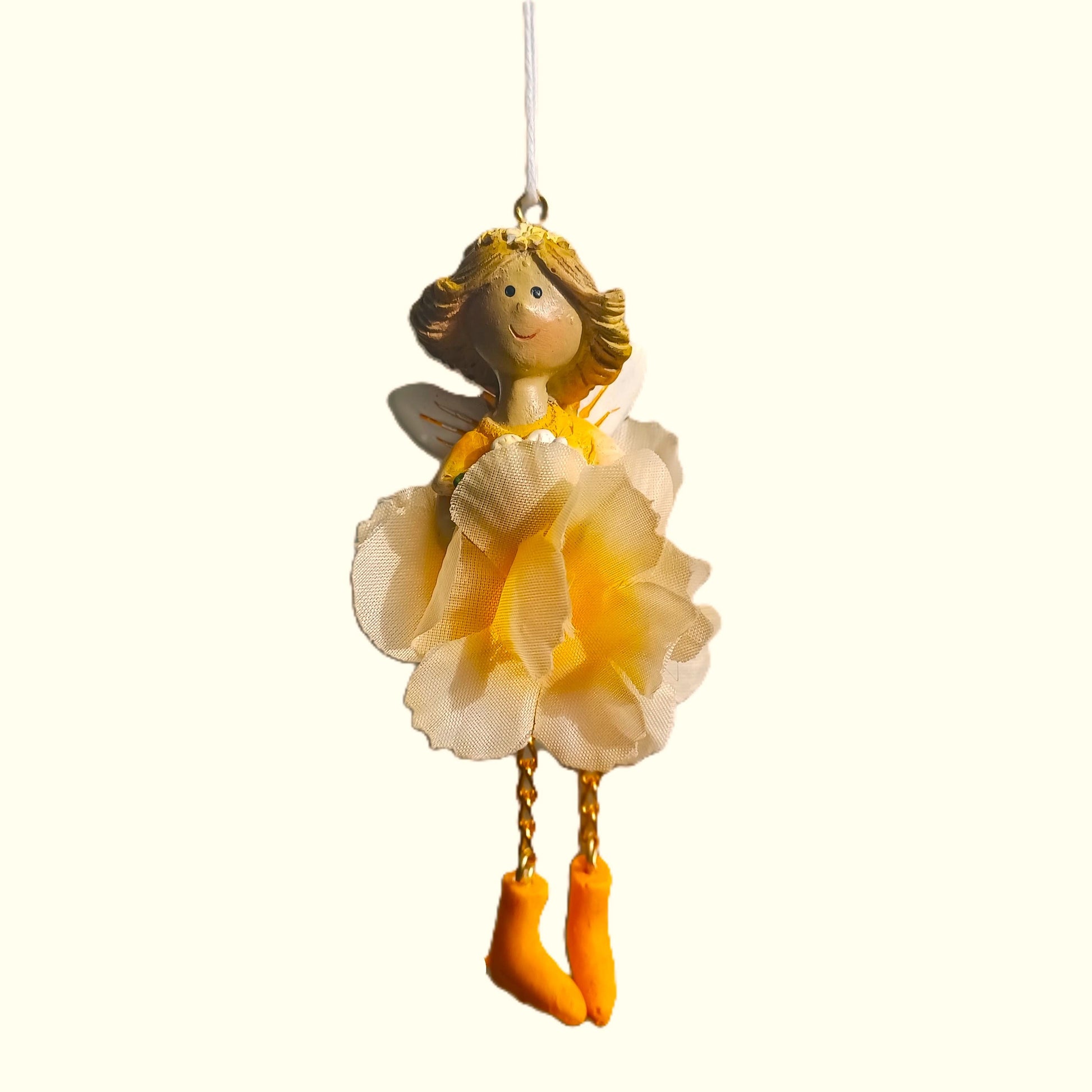 Elfe Seidenblume zum hinhängen in gelb - 
Maße: Höhe ca 9,5 cm + Hänger
Material: Polyresin, Kunststoff, Metall
Farben: gelb
Lieferumfang: 1 Elfe Seidenblume zum Hängen in gelb