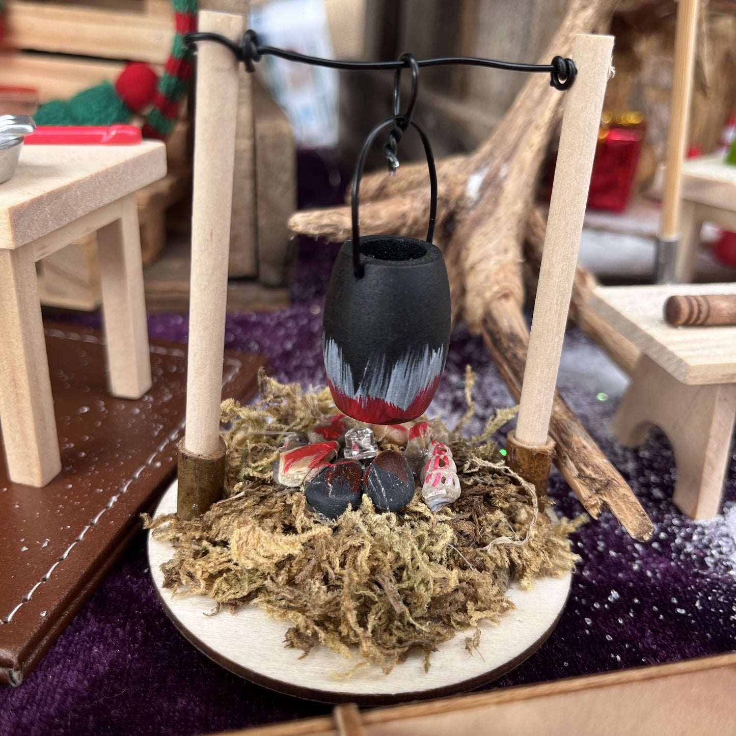 Feuerstelle + Kochtopf mit Beleuchtung als Dekoratives Zubehör für die Wichteltür