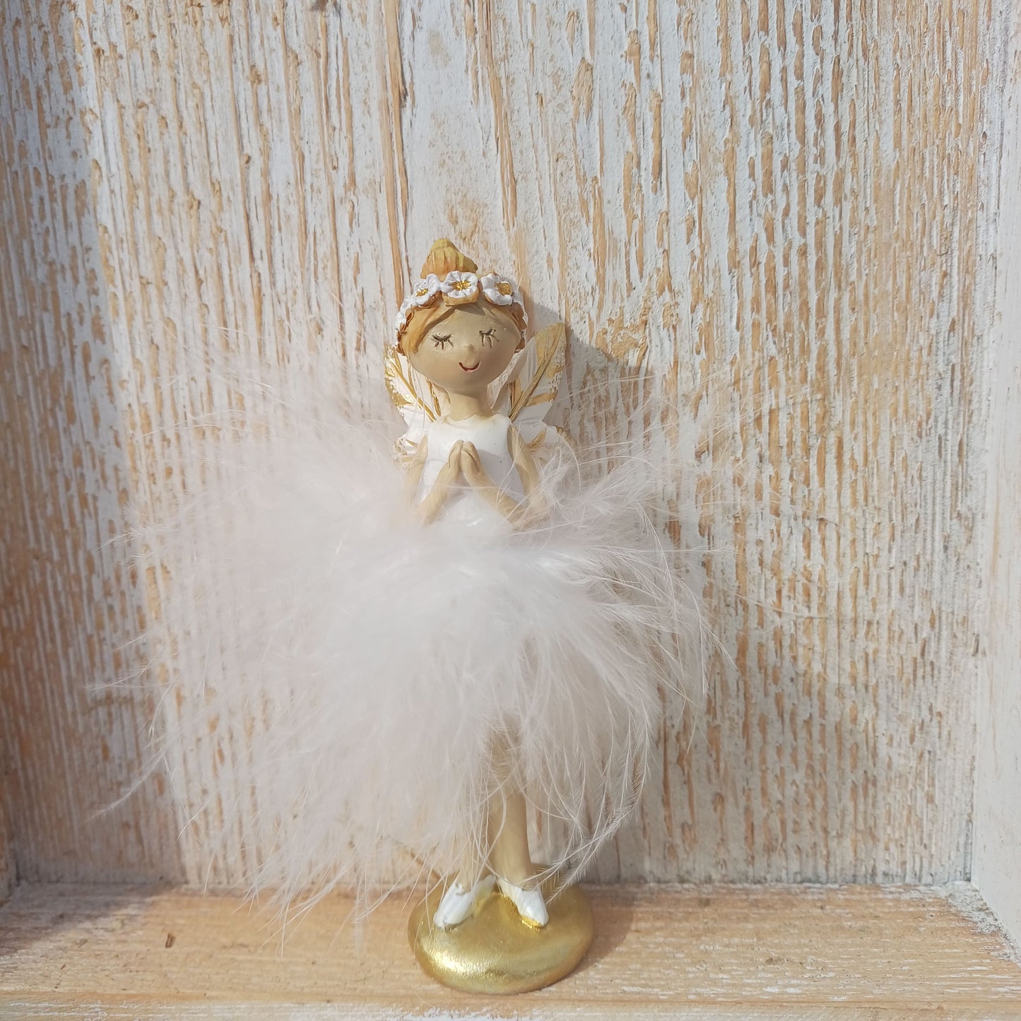 Elfe mit Federn - stehend - in weiß / gold und 2 Varianten erhältlich. Entweder mit der Hand unter dem Kinn, oder mit gefalteten Händen vor der Brust. 
Maße: Höhe ca. 12 cm 
Material: Polyresin, Federn 
Farben: rosa, apricot 
Lieferumfang: 1 Elfe in der ausgesuchten Variante