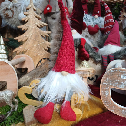 Dieser Wichtel hat eine sehr schöne und feste Strickmütze in rot und bringt es auf eine Größe von ca. 45 cm.