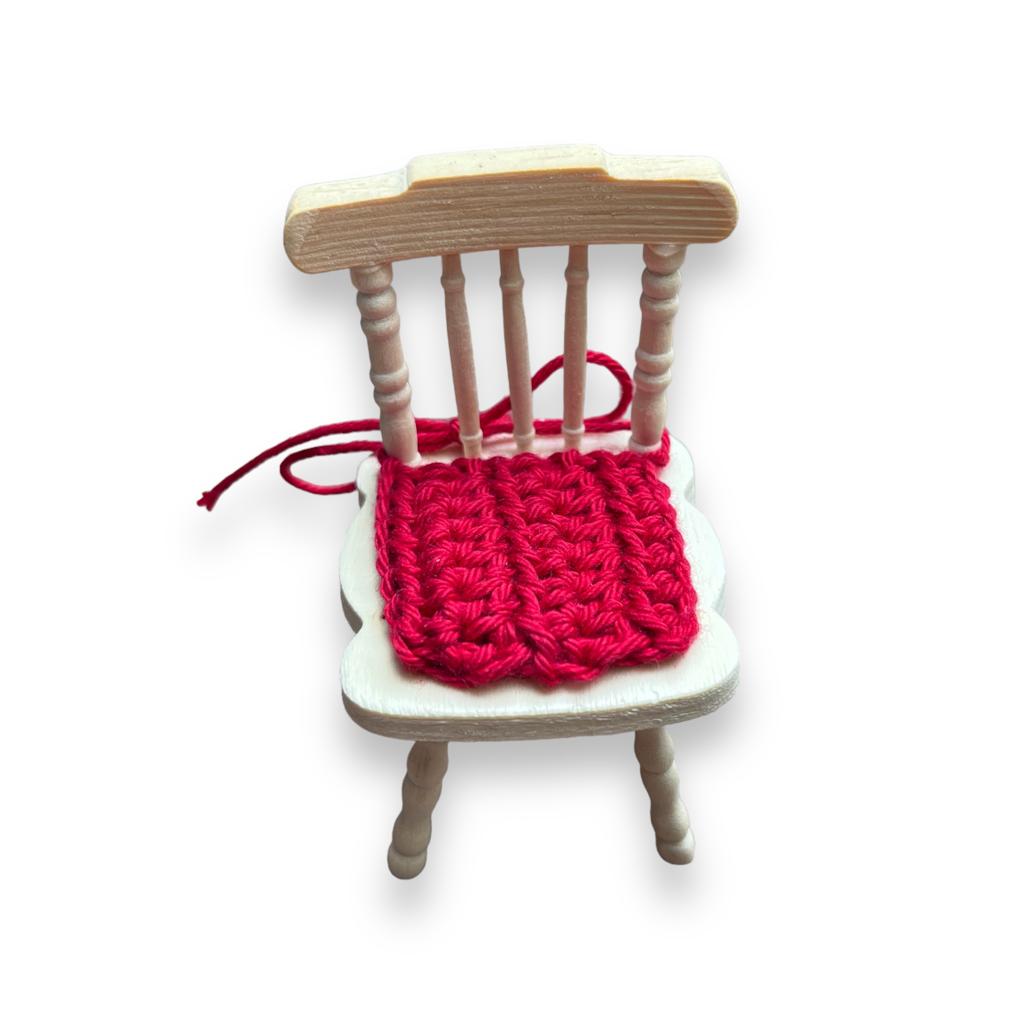 Sitzkissen in rot als Wichteltür Zubehör - Ideal für Stühle und Schaukelstühle - Das Kissen kann festgebunden werden.