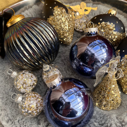 Dieses ausgewählte Set an Weihnachtskugeln ist ein wahres Unikat!
Es besteht aus 14 funkelnden Glaskugeln. Die Besonderheit: In dieser Kombination ist es nur einmal erhältlich.
Der ursprüngliche Verkaufspreis im Ladengeschäft liegt bei 75,50€.
Maße: verschiedene Größen
Farben: Gold, Blau
Material: Glas
Lieferumfang: 14 Christbaumkugeln in verschiedenen Größen