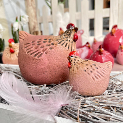 Die Hühner aus Steingut sind in 2 Größen erhältlich. Der Farbverlauf ist wechselnd zwischen Pink und Rosa. Sehr schöne Deko fürs ganze Jahr.
Maße: 
groß: ca. 11 x 11 x 10&nbsp; cm
klein: ca. 5 x 5 x 5 cm
Farben: pink, rosa, natur
Material: Steingut
Lieferumfang: 1 Huhn in der ausgesuchten Größe