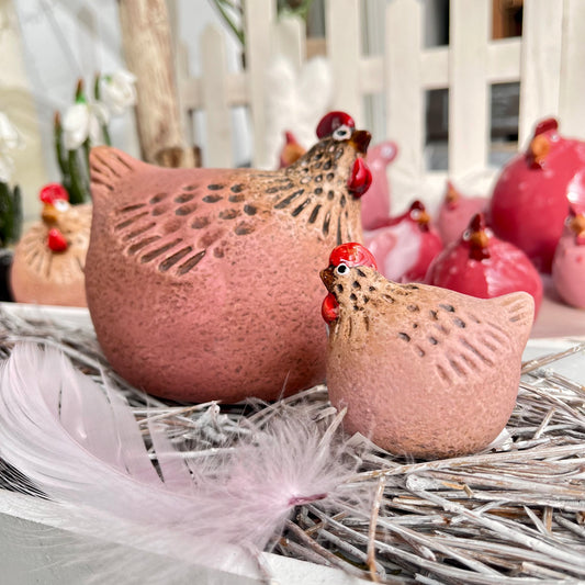 Die Hühner aus Steingut sind in 2 Größen erhältlich. Der Farbverlauf ist wechselnd zwischen Pink und Rosa. Sehr schöne Deko fürs ganze Jahr.
Maße: 
groß: ca. 11 x 11 x 10&nbsp; cm
klein: ca. 5 x 5 x 5 cm
Farben: pink, rosa, natur
Material: Steingut
Lieferumfang: 1 Huhn in der ausgesuchten Größe