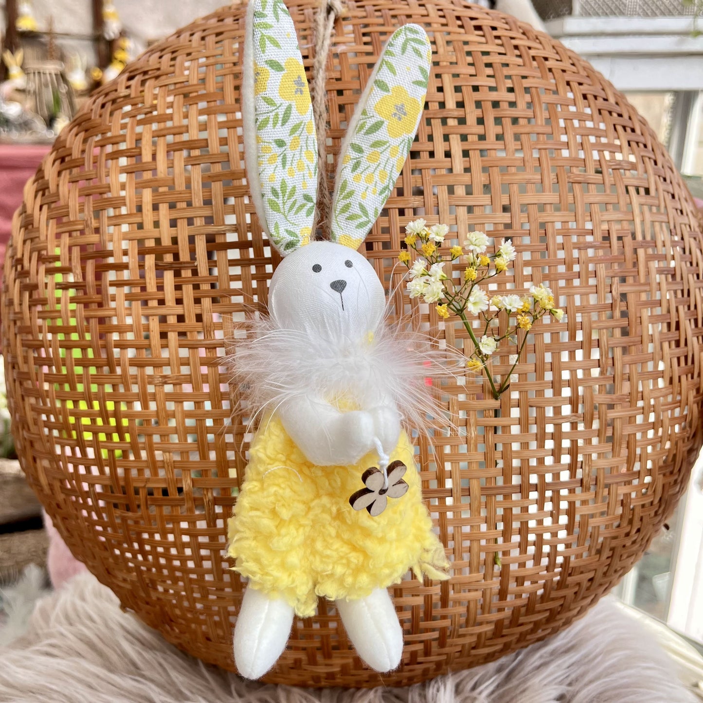 Diese beiden süßen Hasen haben eine Blume aus Holz in ihren Händen. Es gibt sie in 2 Ausführungen. Entweder mit gelben, oder mit einem weißen Kleidchen.
Maße: Höhe ca 20 cm + Hänger
Material: Stoff, Filz, Holz
Farben: gelb, weiß
Lieferumfang: 1 Hase zum Hängen in der ausgesuchten Farbe