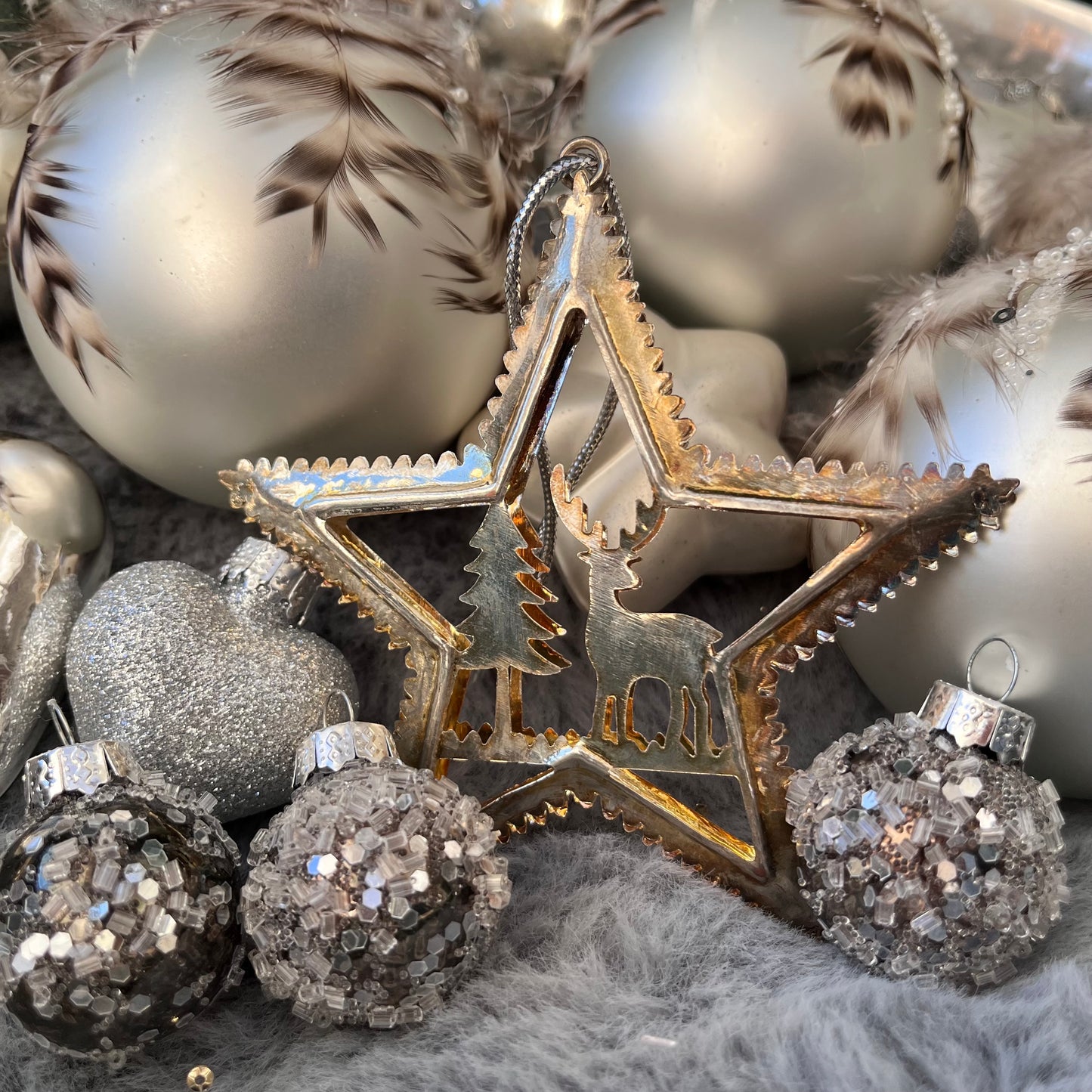 Dieses ausgewählte Set an Weihnachtskugeln ist ein wahres Unikat!
Es besteht aus 22 funkelnden Glaskugeln und 2 Metallsternen. Die Besonderheit: In dieser Kombination ist es nur einmal erhältlich.
Der ursprüngliche Verkaufspreis im Ladengeschäft liegt bei 77,80€.
Maße: verschiedene Größen
Farben: Silber, Creme, Braun
Material: Glas
Lieferumfang: 20 Christbaumkugeln in verschiedenen Größen u. 2 Metallsternen