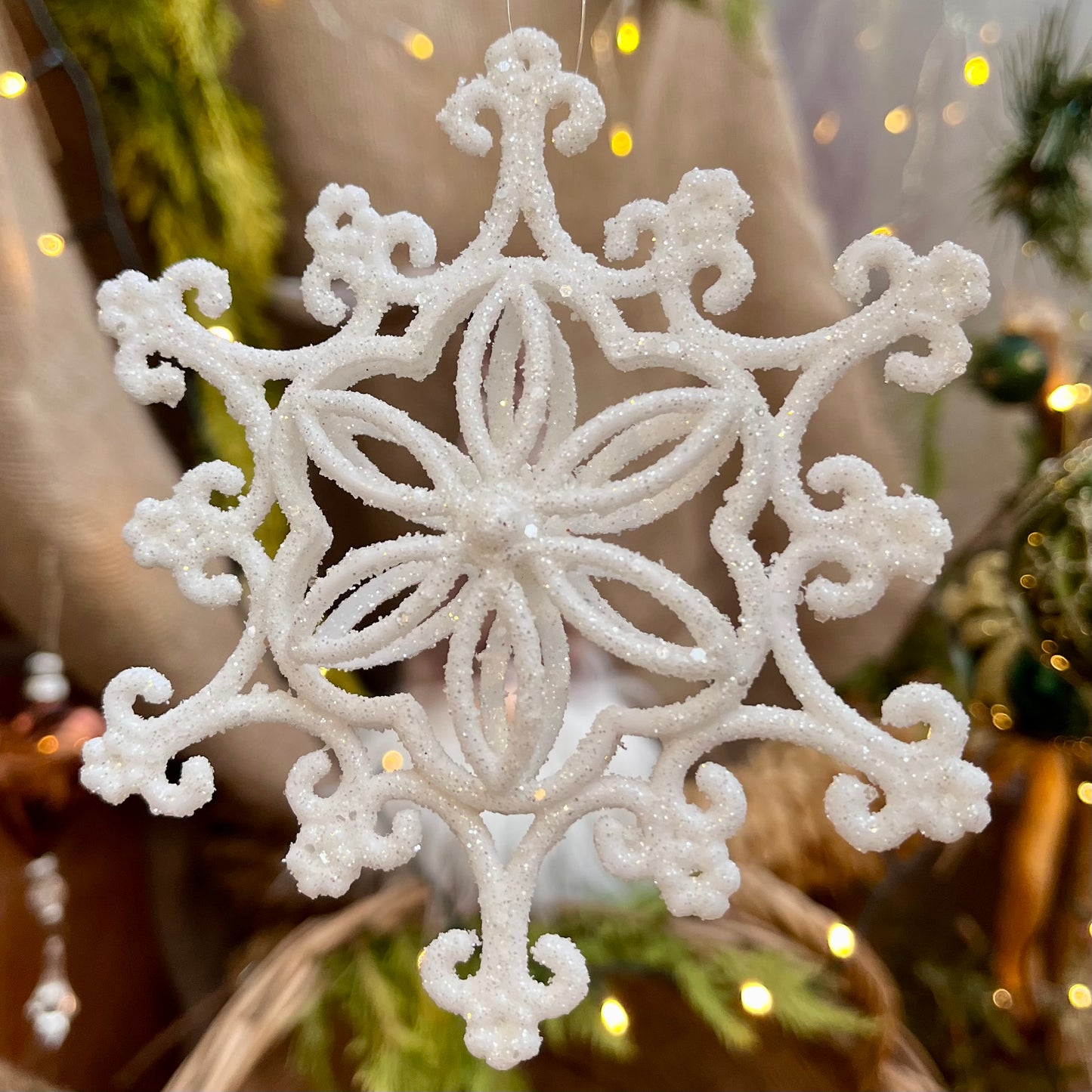 Schneeflocke zum Hängen in Weiß mit einem Durchmesser von 12,5 cm - Material Kunsstoff