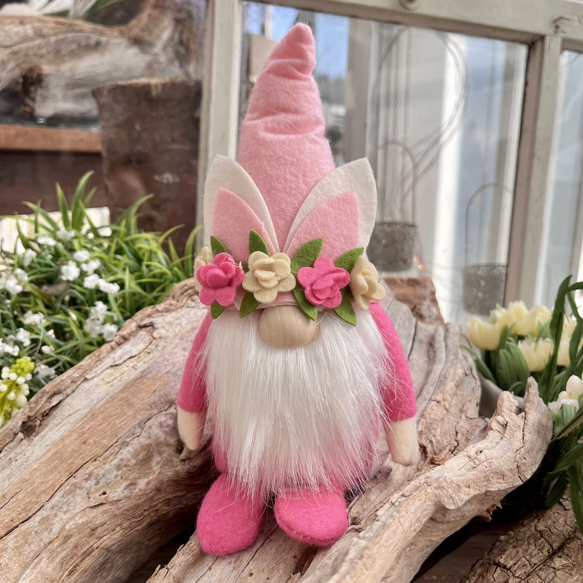 Wichtel Osterhase in 3 Farben erhältlich - In Kombination bilden die drei Wichtel das perfekte Trio zu Ostern. Höhe:20cm - Gewicht: 225 g - Applikationen: Filz Blumen, Hasenohren - Material: Filz, Holz, Stoff - Farben: grün, rosa, lila, weiß