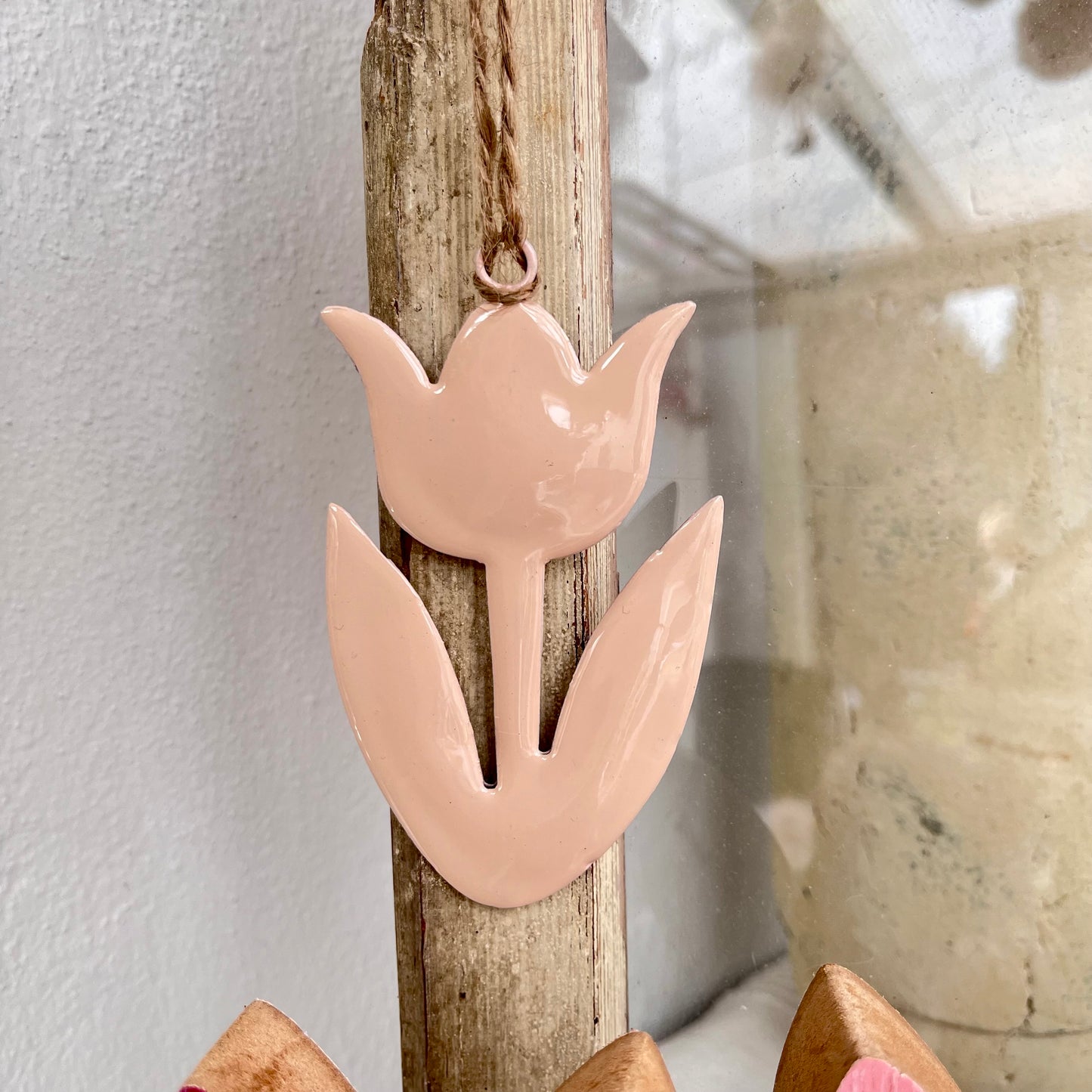 Den Blumen Hänger als Tulpe aus Enamel Lack gibt es 2 verschiedenen Farben.
Maße: B x T x H: 6,5 x 1 x 10 cm (ohne Hänger)
Farben: grün oder rosa
Material: Metall
Lieferumfang: 1 Hänger in der ausgesuchten Variante