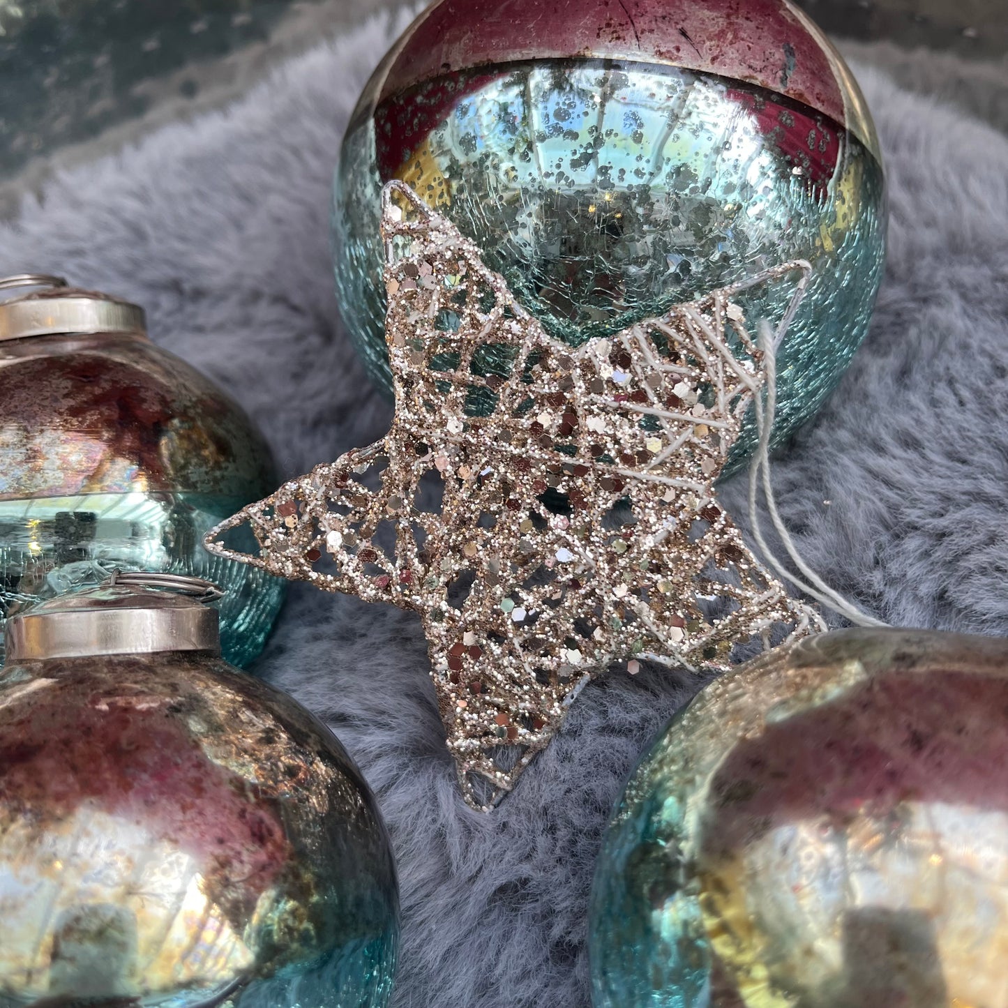 Dieses ausgewählte Set an Weihnachtskugeln ist ein wahres Unikat!
Es besteht aus 4 Glaskugeln und einem funkelnden Stern. Die Besonderheit: In dieser Kombination ist es nur einmal erhältlich. Der ursprüngliche Verkaufspreis im Ladengeschäft liegt bei 34,50€.
Maße: verschiedene Größen
Farben: Gold, Türkis, Silber
Material: Glas, Metall
Lieferumfang: 4 Christbaumkugeln in verschiedenen Größen + Stern
