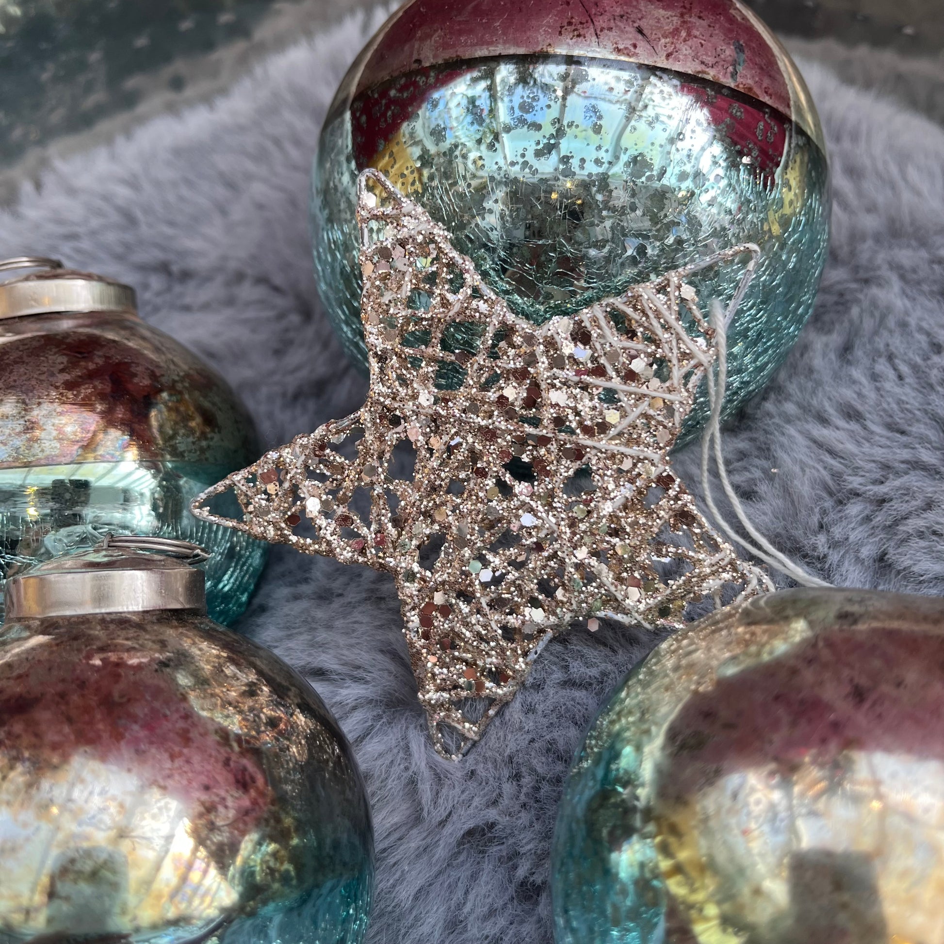 Dieses ausgewählte Set an Weihnachtskugeln ist ein wahres Unikat!
Es besteht aus 4 Glaskugeln und einem funkelnden Stern. Die Besonderheit: In dieser Kombination ist es nur einmal erhältlich. Der ursprüngliche Verkaufspreis im Ladengeschäft liegt bei 34,50€.
Maße: verschiedene Größen
Farben: Gold, Türkis, Silber
Material: Glas, Metall
Lieferumfang: 4 Christbaumkugeln in verschiedenen Größen + Stern
