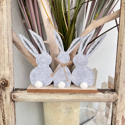 Hase aus Filz auf einem Holzsockel - diese schönen Filzhasen gibt es in 2 Größen.
Maße: H 15,5 cm - B 17 cm
Material: Filz, Holz
Farbe: grau