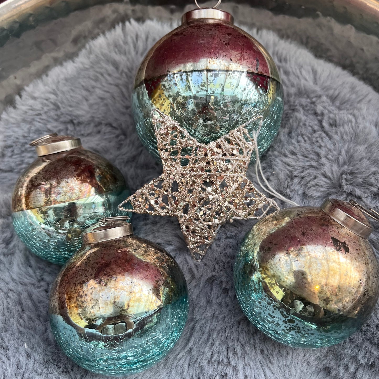 Dieses ausgewählte Set an Weihnachtskugeln ist ein wahres Unikat!
Es besteht aus 4 Glaskugeln und einem funkelnden Stern. Die Besonderheit: In dieser Kombination ist es nur einmal erhältlich. Der ursprüngliche Verkaufspreis im Ladengeschäft liegt bei 34,50€.
Maße: verschiedene Größen
Farben: Gold, Türkis, Silber
Material: Glas, Metall
Lieferumfang: 4 Christbaumkugeln in verschiedenen Größen + Stern