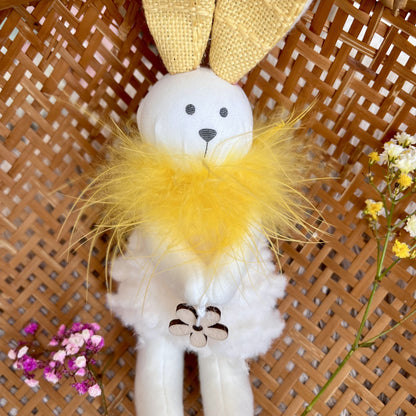 Diese beiden süßen Hasen haben eine Blume aus Holz in ihren Händen. Es gibt sie in 2 Ausführungen. Entweder mit gelben, oder mit einem weißen Kleidchen.
Maße: Höhe ca 20 cm + Hänger
Material: Stoff, Filz, Holz
Farben: gelb, weiß
Lieferumfang: 1 Hase zum Hängen in der ausgesuchten Farbe